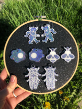 Load image into Gallery viewer, Purple holographic earrings